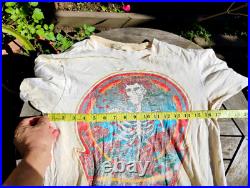 True Vintage 1977 GRATEFUL DEAD Skull & Roses BERTHA Concert Tour Shirt Size M True Vintage 1977 GRATEFUL DEAD Skull & Roses BERTHA Concert Tour Shirt Size M